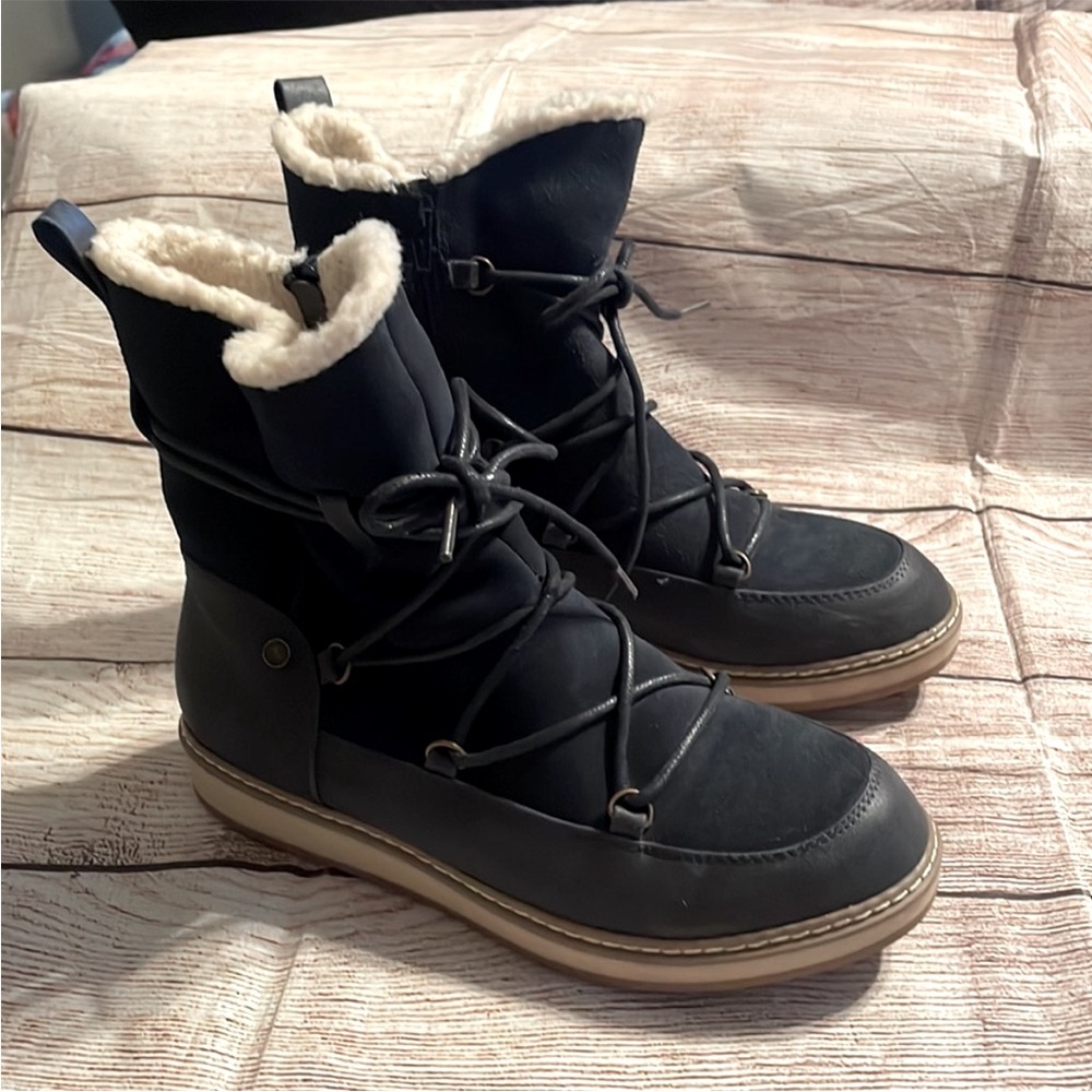 White Mountain Winter Boots Size 71/2 Navy Blue